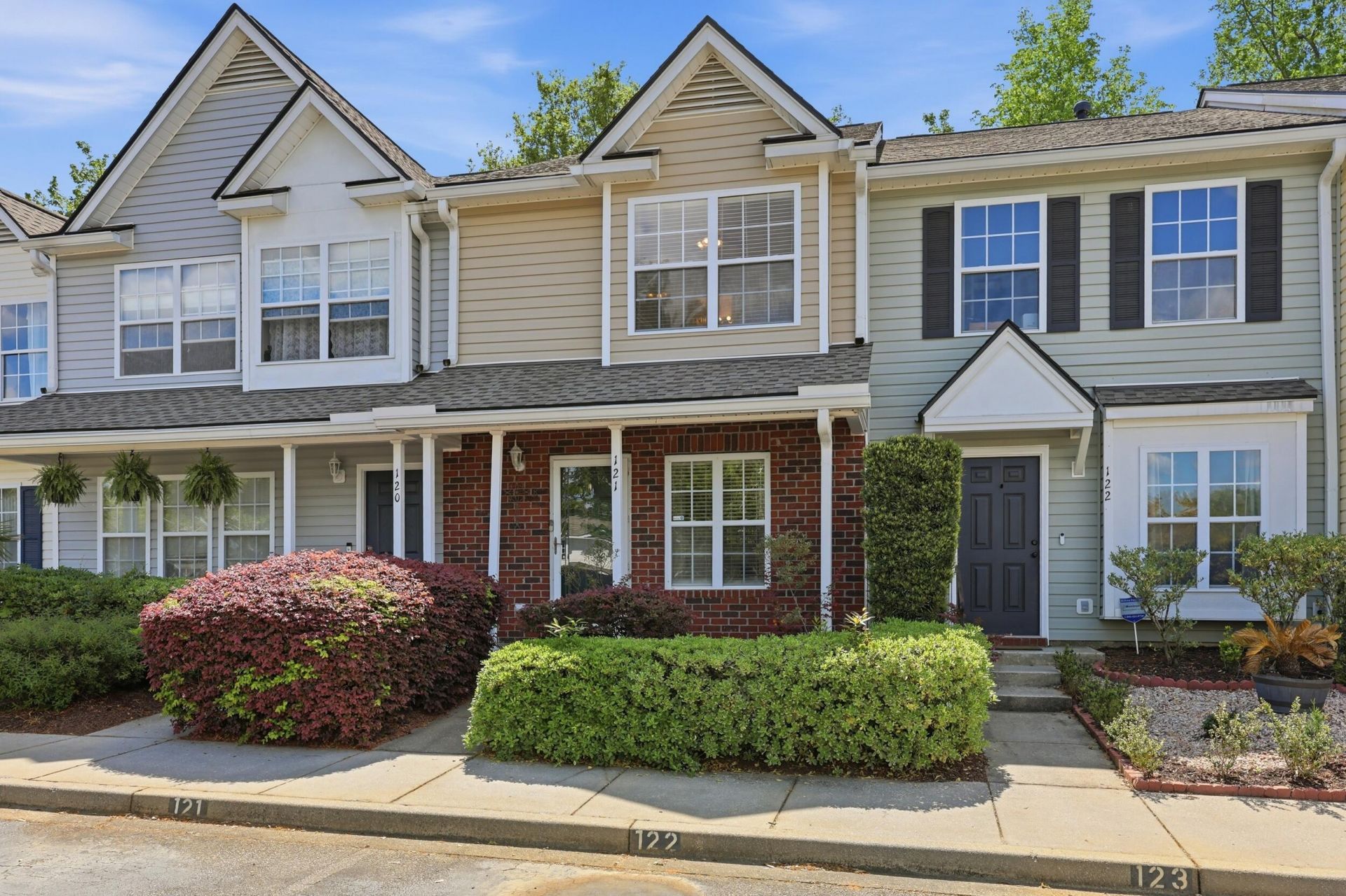 121 Hornby Circle Photo 29