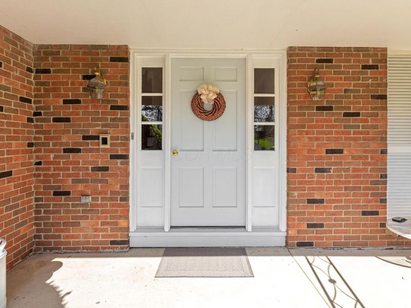 908 Clubview Boulevard N, Columbus, OH 43235 Photo 2