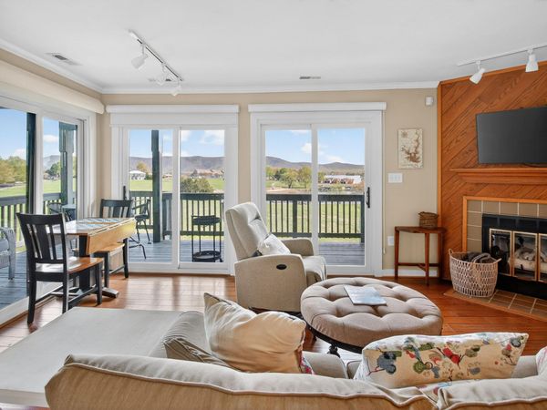 110 Sailors Cove DR, UNIT 1314, Moneta, VA 24121