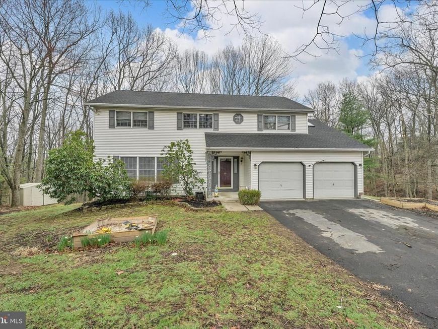 826 Pinewood Drive, Pottsville, PA 17901 Main Photo