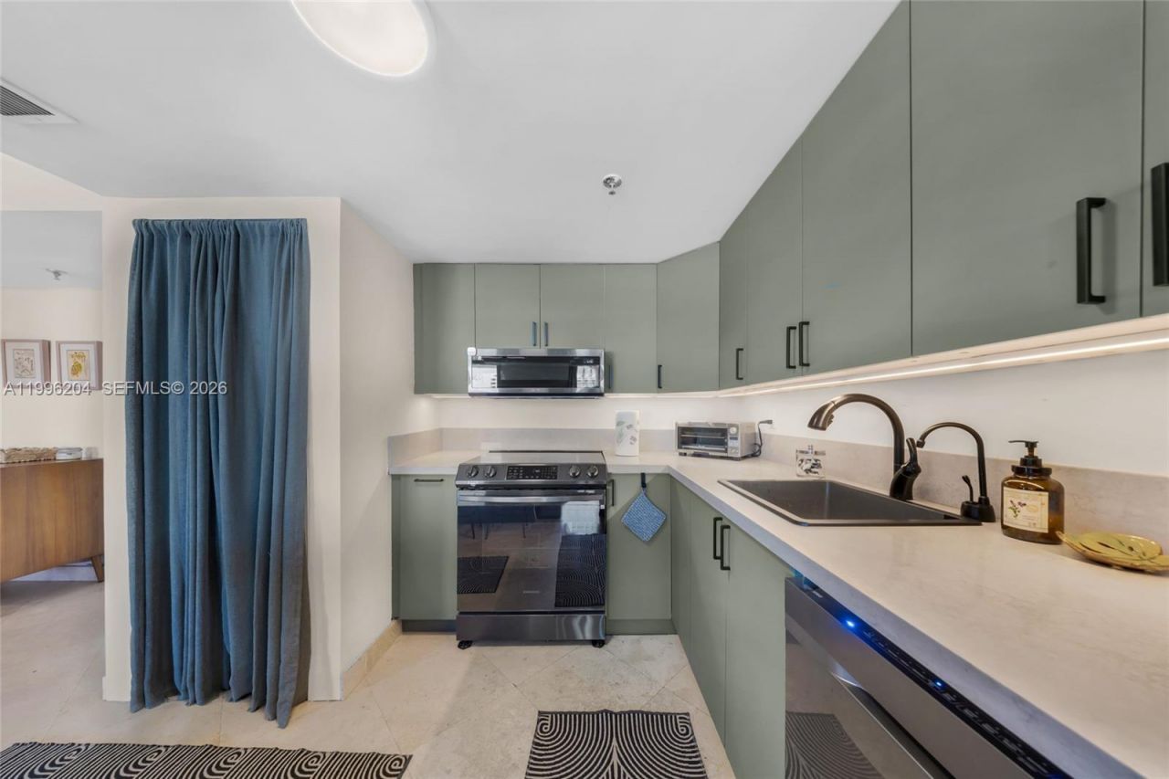 1621 Bay Rd , Unit 802, Miami Beach, FL 33139 Photo