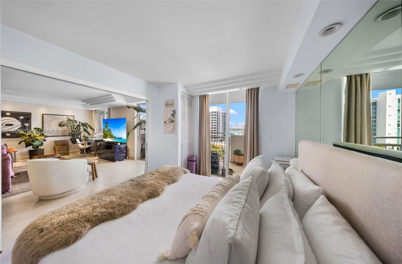 1621 Bay Rd , Unit 802, Miami Beach, FL 33139 Photo