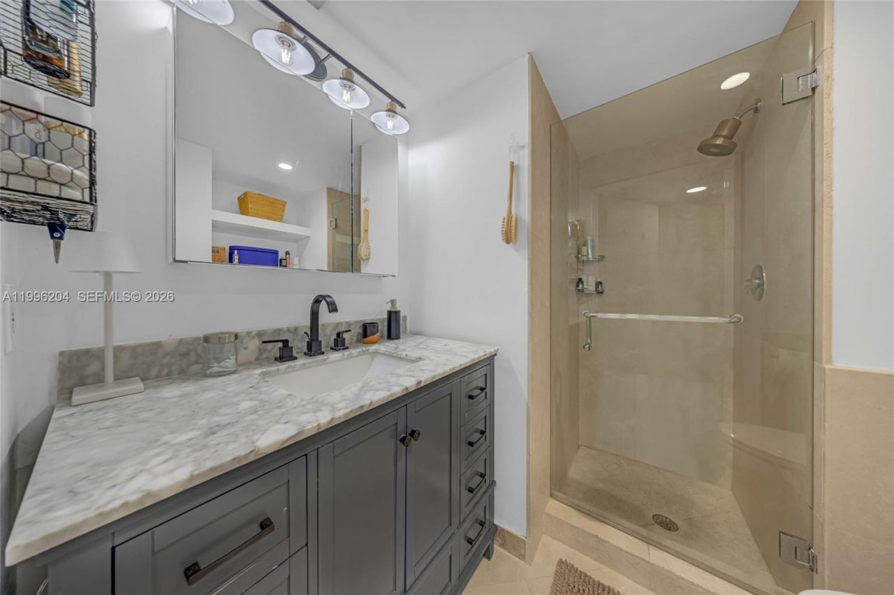 1621 Bay Rd , Unit 802, Miami Beach, FL 33139 Photo