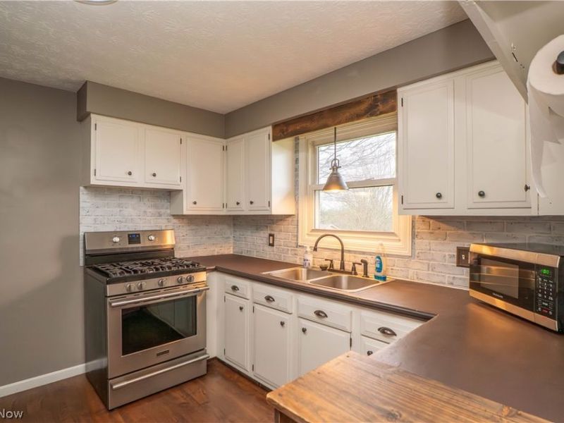 10288 Hunting Hills Avenue NE, Hartville, OH 44632 Photo 11