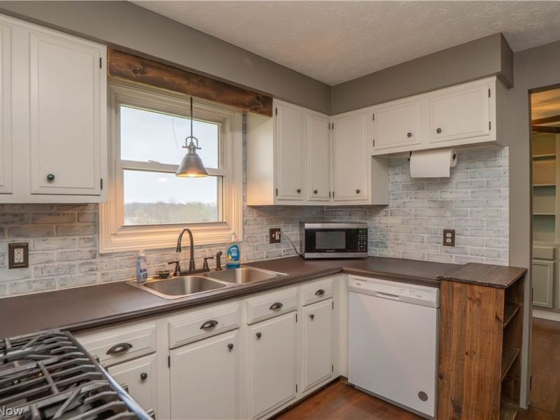 10288 Hunting Hills Avenue NE, Hartville, OH 44632 Photo 12