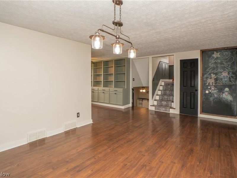 10288 Hunting Hills Avenue NE, Hartville, OH 44632 Photo 6