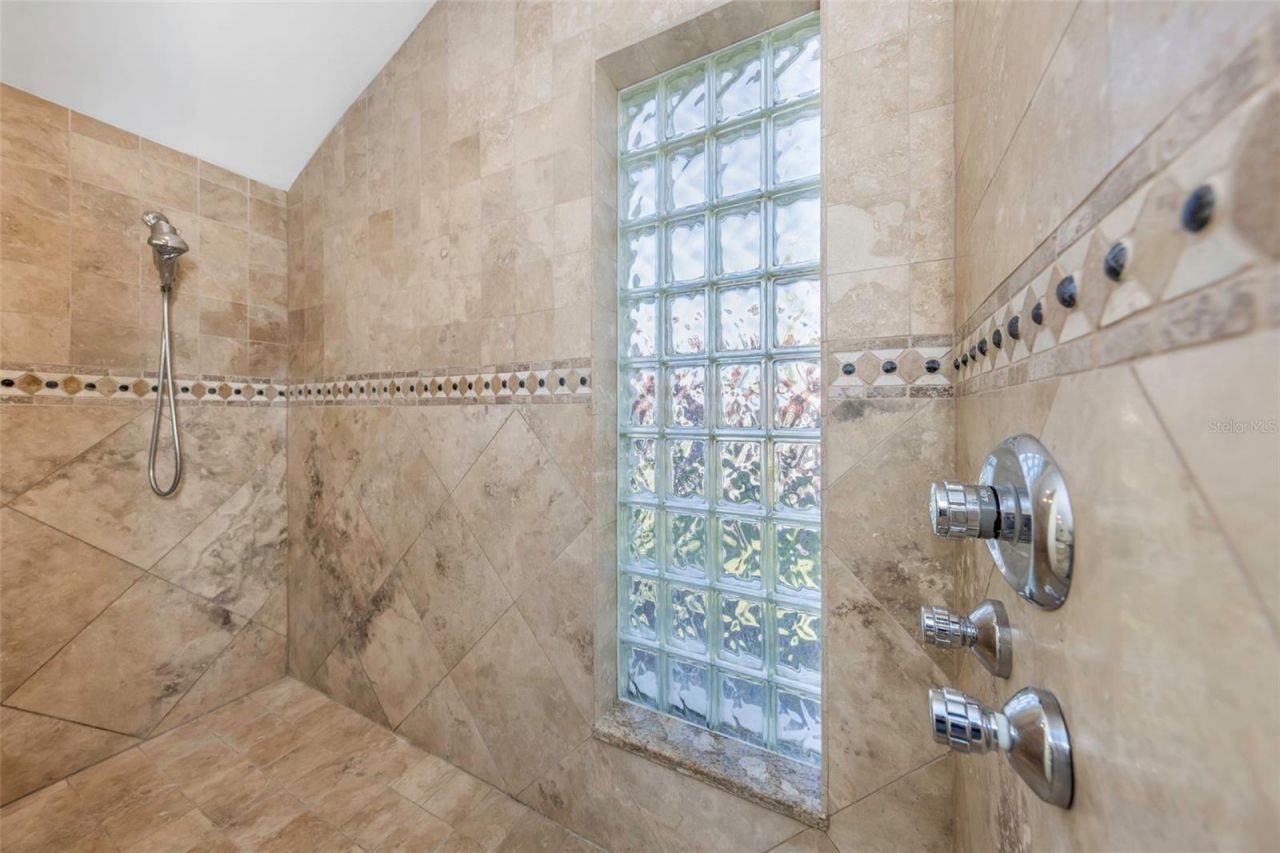 9821 Bay Island Drive, Tampa, FL 33615 Photo