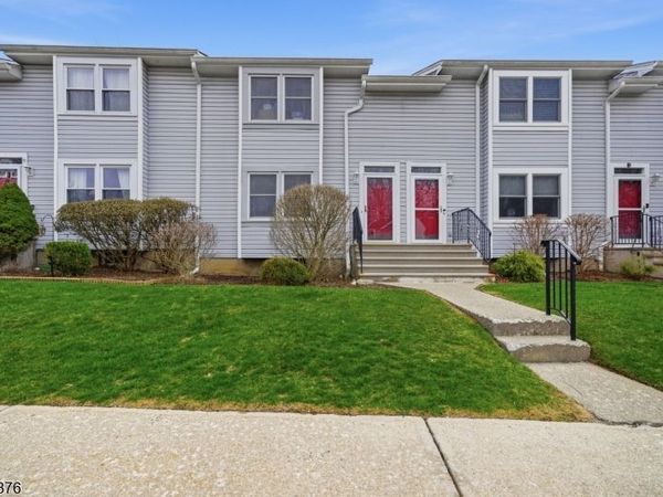 28 Village Dr, Hamburg, NJ 07419