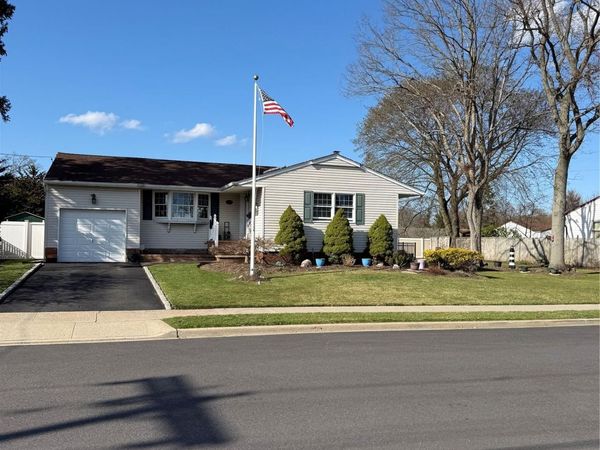189 N Iowa Avenue, Massapequa, NY 11758