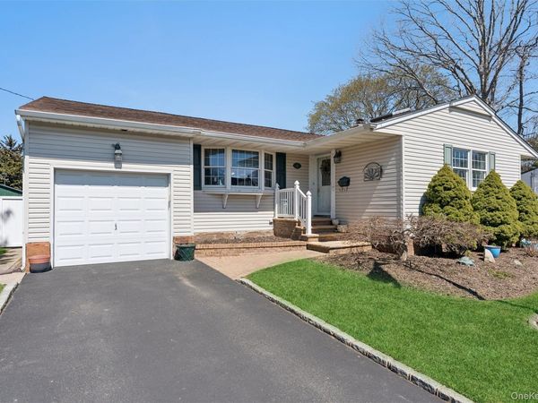 189 N Iowa Avenue, Massapequa, NY 11758