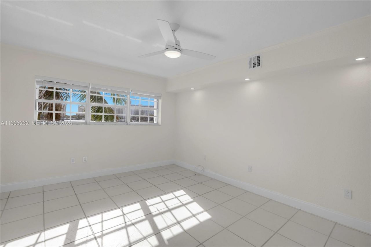 462 Golden Isles Dr , Unit 210, Hallandale Beach, FL 33009 Photo