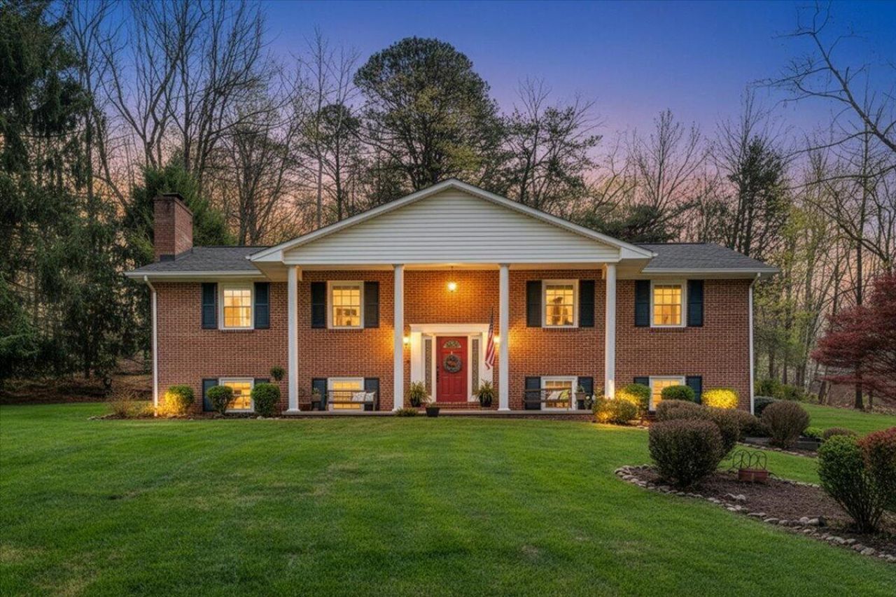 3 Pineview Dr, Radford, VA 24141 Main Photo