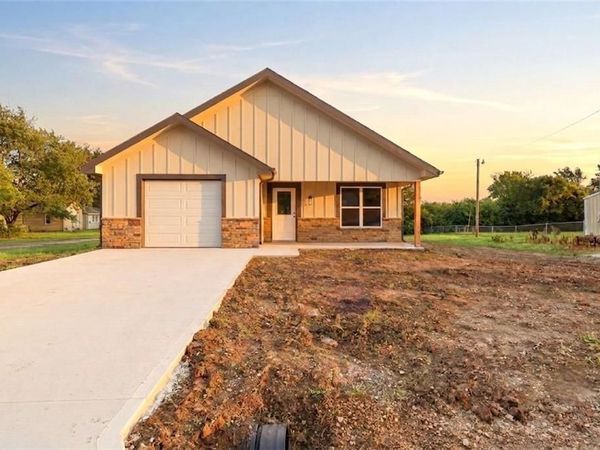 103 S Crittendon Street, Holden, MO 64040
