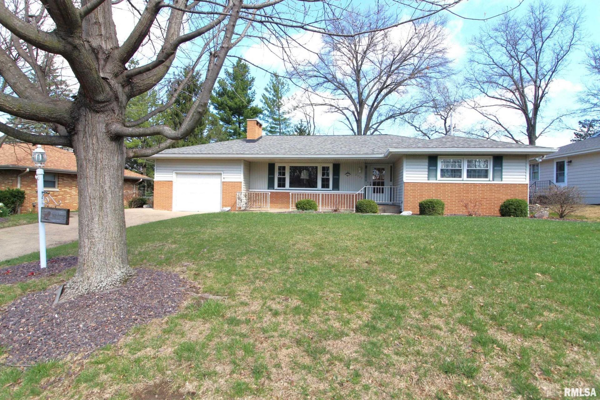 2923 W Greenbrier Lane, Peoria, IL 61614 Main Photo