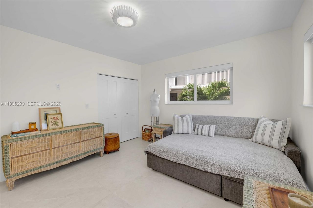 462 Golden Isles Dr, Unit 211, Hallandale Beach, FL 33009 Photo