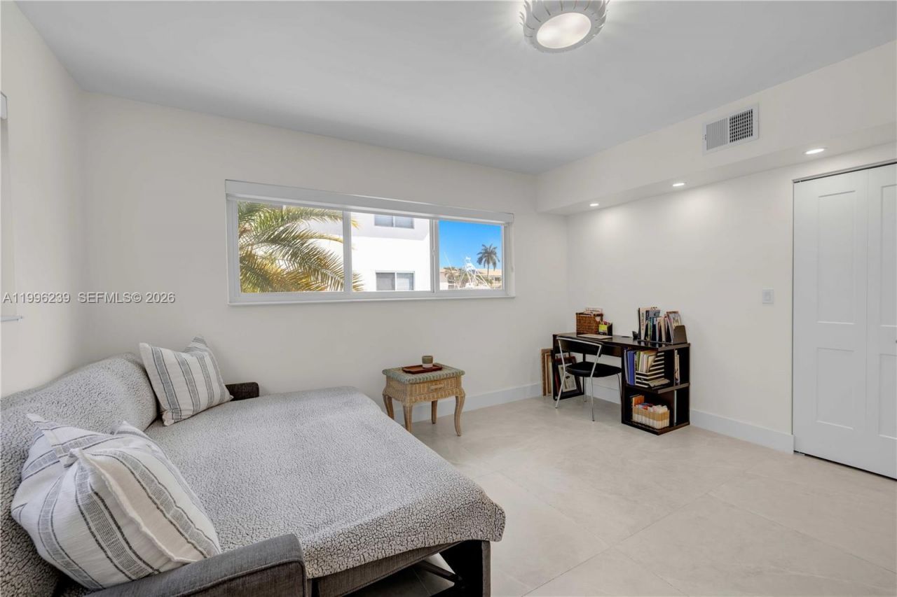 462 Golden Isles Dr, Unit 211, Hallandale Beach, FL 33009 Photo