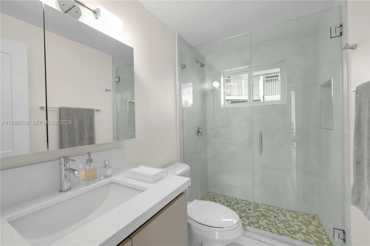 462 Golden Isles Dr, Unit 211, Hallandale Beach, FL 33009 Photo