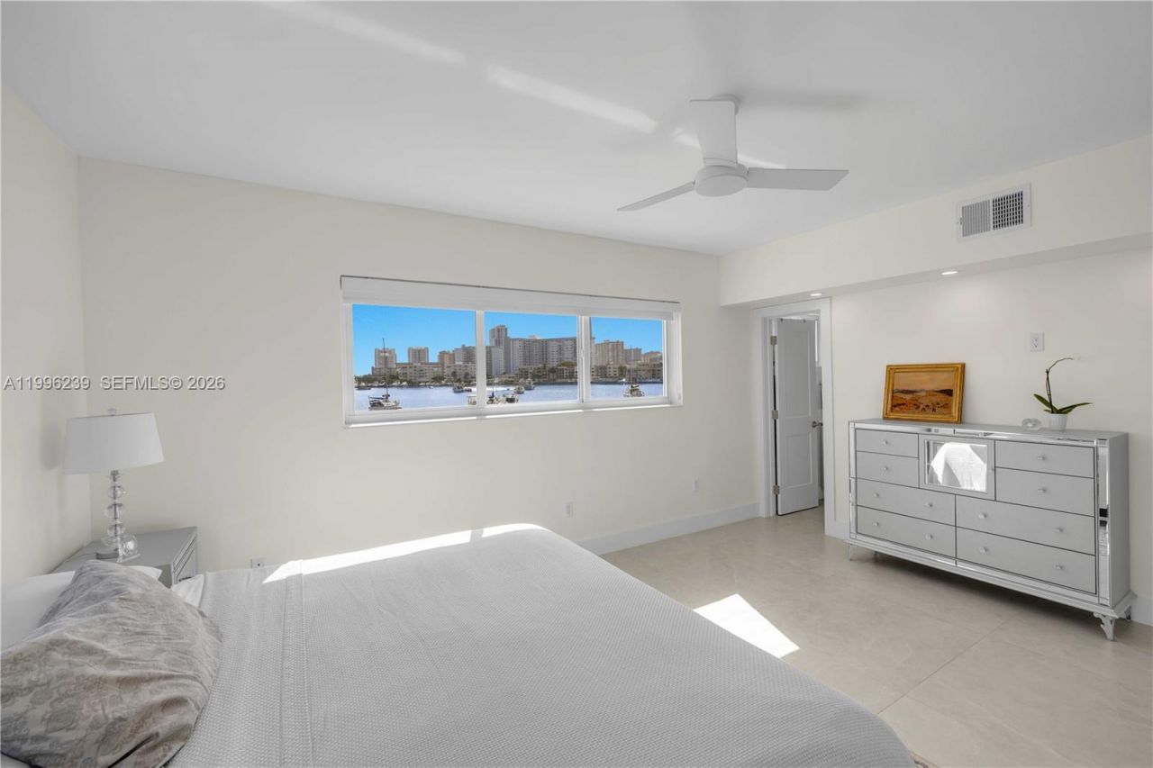 462 Golden Isles Dr, Unit 211, Hallandale Beach, FL 33009 Photo