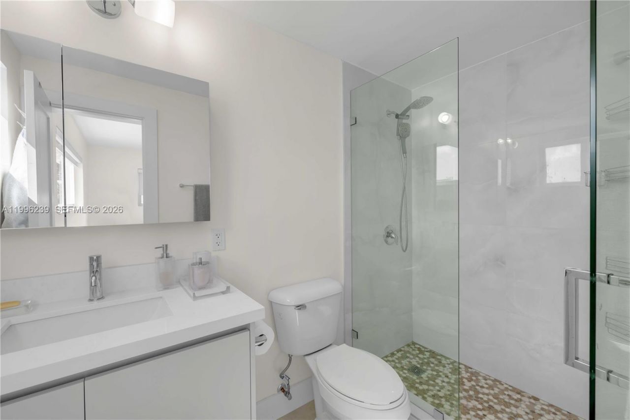 462 Golden Isles Dr, Unit 211, Hallandale Beach, FL 33009 Photo