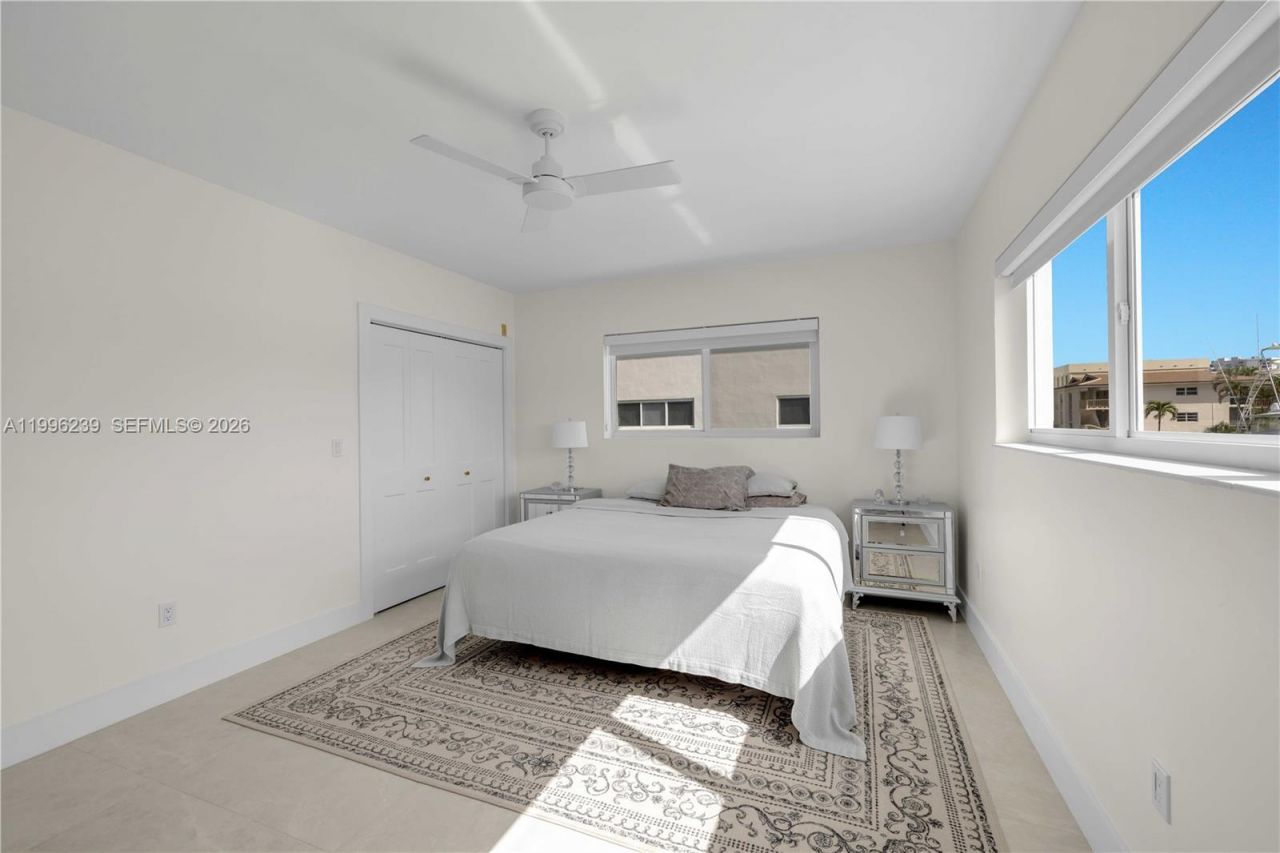 462 Golden Isles Dr, Unit 211, Hallandale Beach, FL 33009 Photo