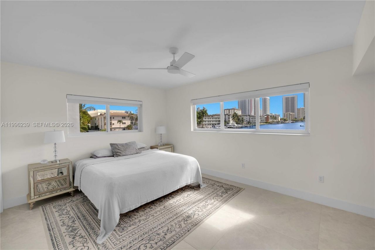 462 Golden Isles Dr, Unit 211, Hallandale Beach, FL 33009 Photo