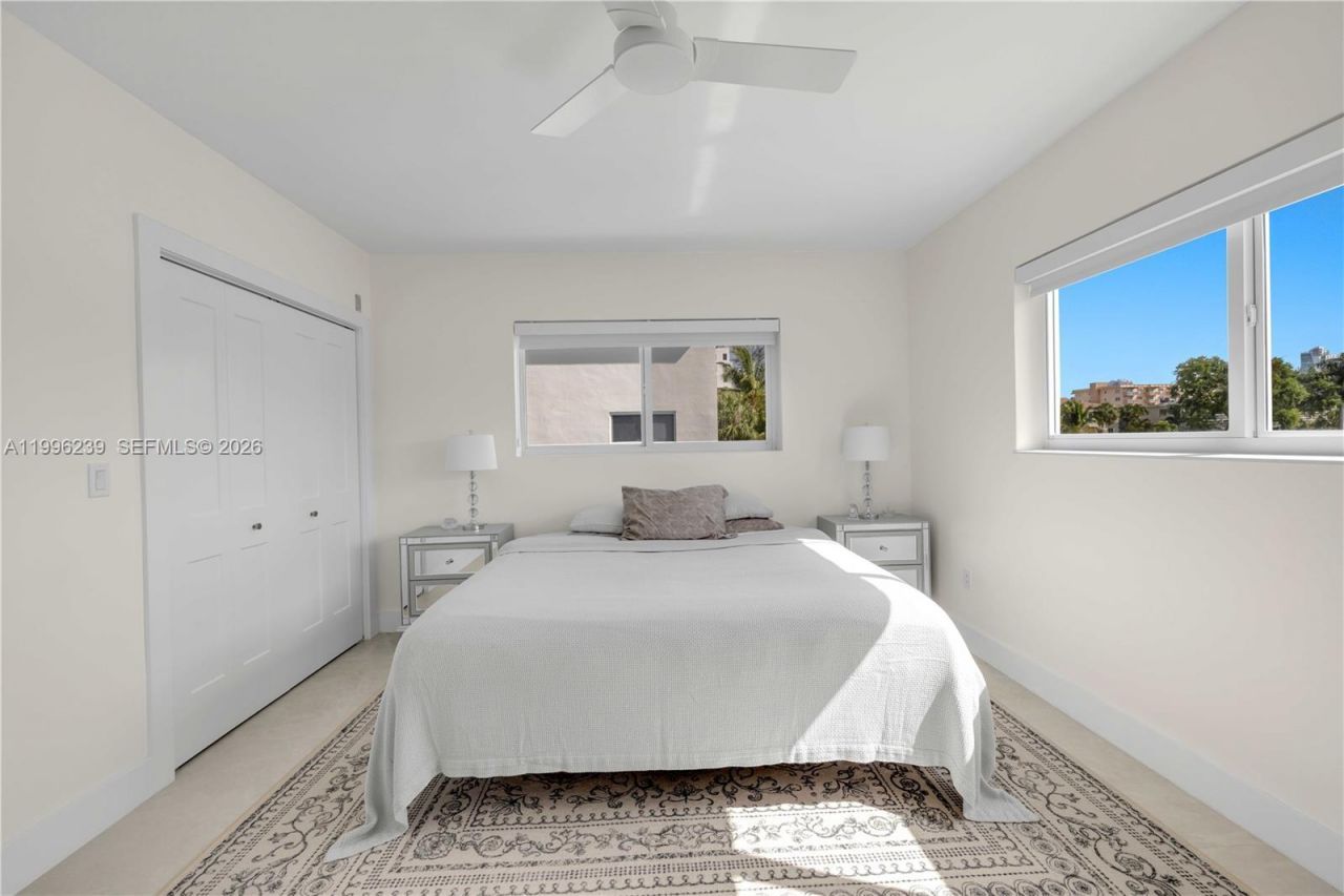 462 Golden Isles Dr, Unit 211, Hallandale Beach, FL 33009 Photo