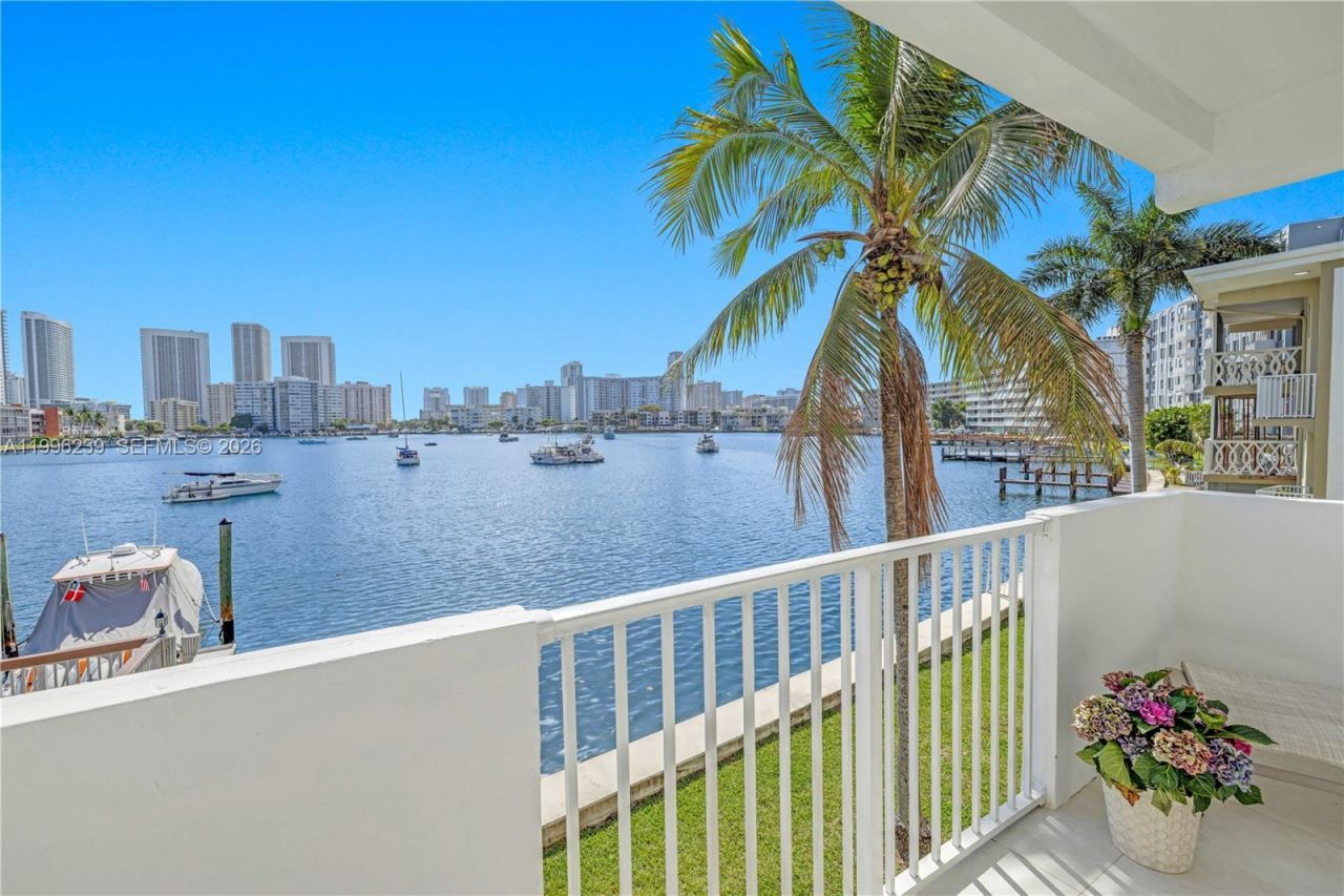 462 Golden Isles Dr, Unit 211, Hallandale Beach, FL 33009 Photo