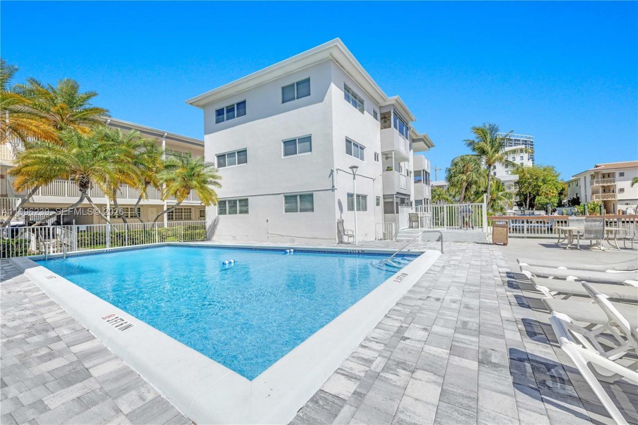 462 Golden Isles Dr, Unit 211, Hallandale Beach, FL 33009 Photo