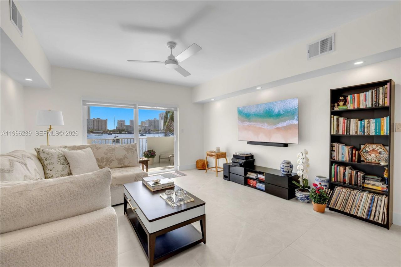 462 Golden Isles Dr, Unit 211, Hallandale Beach, FL 33009 Photo