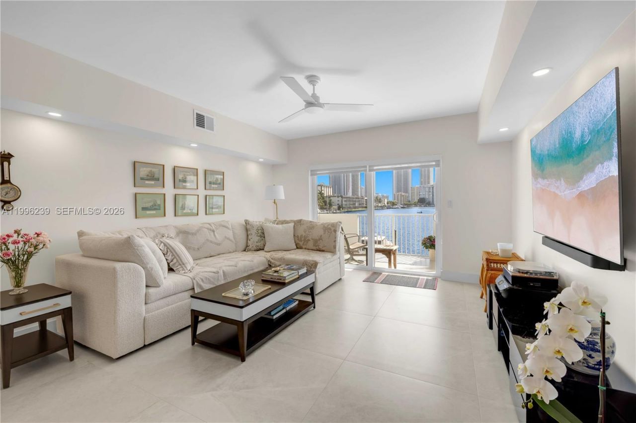 462 Golden Isles Dr, Unit 211, Hallandale Beach, FL 33009 Photo