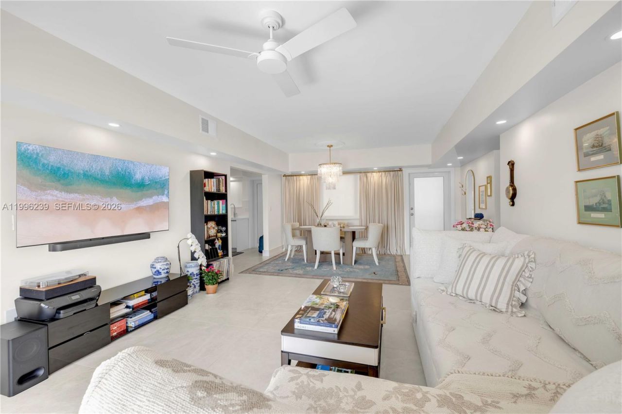 462 Golden Isles Dr, Unit 211, Hallandale Beach, FL 33009 Photo