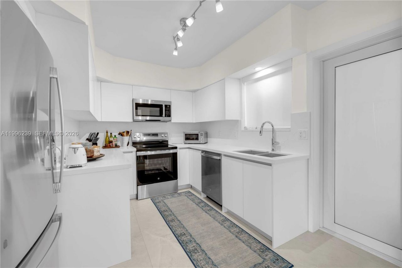 462 Golden Isles Dr, Unit 211, Hallandale Beach, FL 33009 Photo