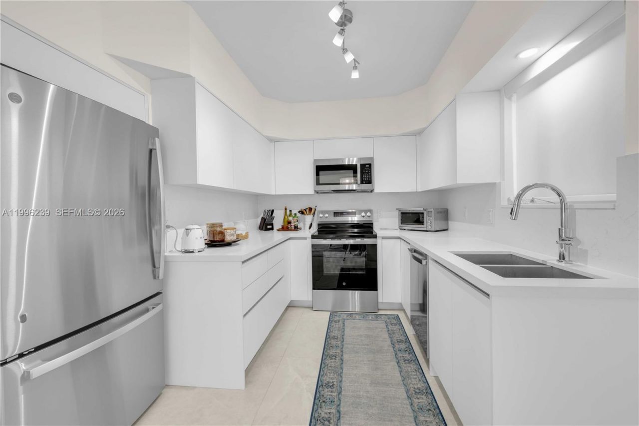 462 Golden Isles Dr, Unit 211, Hallandale Beach, FL 33009 Photo