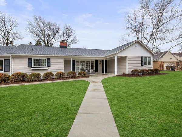 800 E Hermitage Rd, Bayside, WI 53217