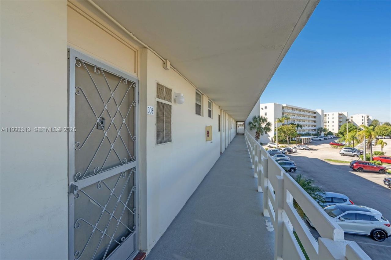 3010 Marcos Dr , Unit R308, Aventura, FL 33160 Photo