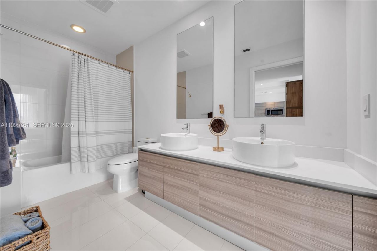 121 NE 34th St, Unit L606, Miami, FL 33137 Photo