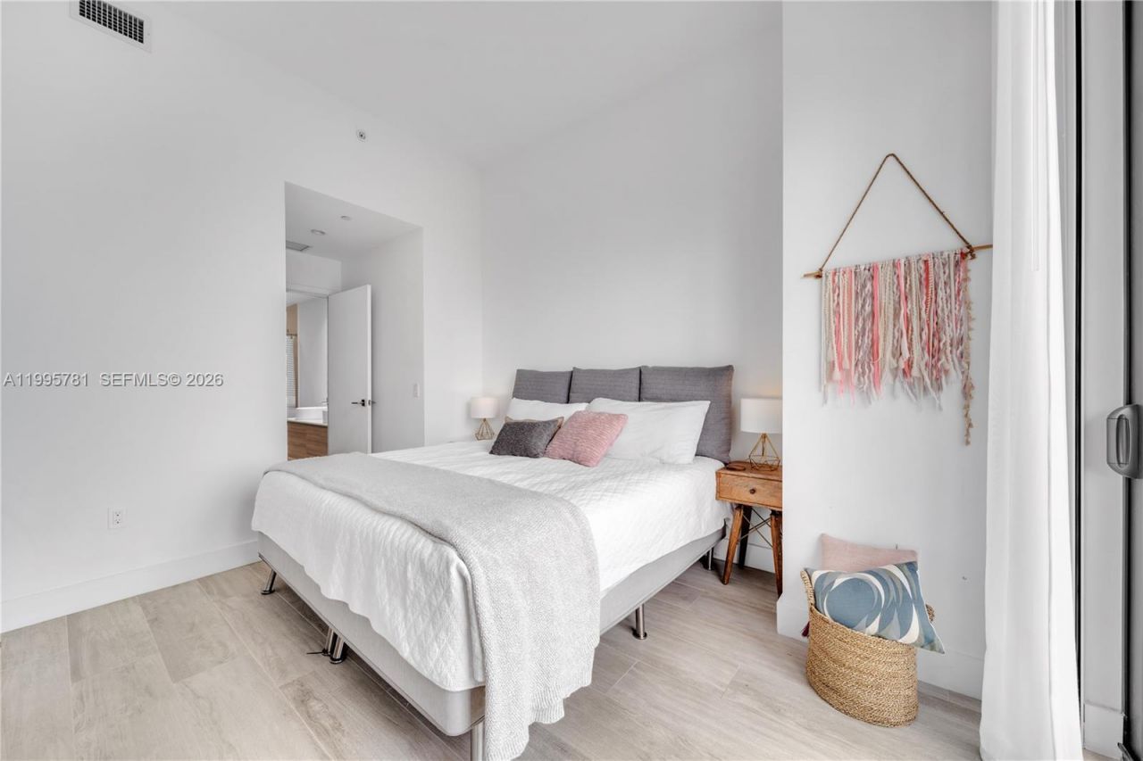 121 NE 34th St, Unit L606, Miami, FL 33137 Photo