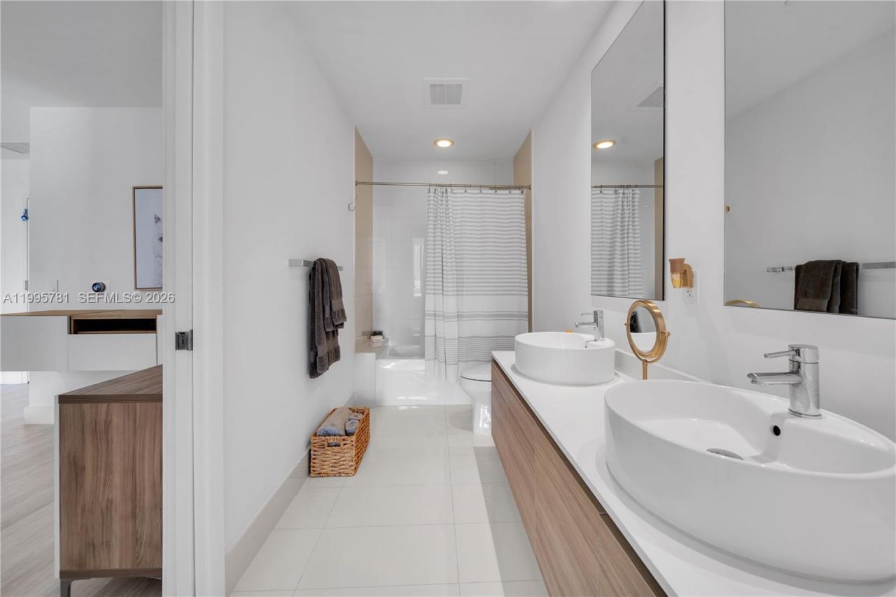 121 NE 34th St, Unit L606, Miami, FL 33137 Photo