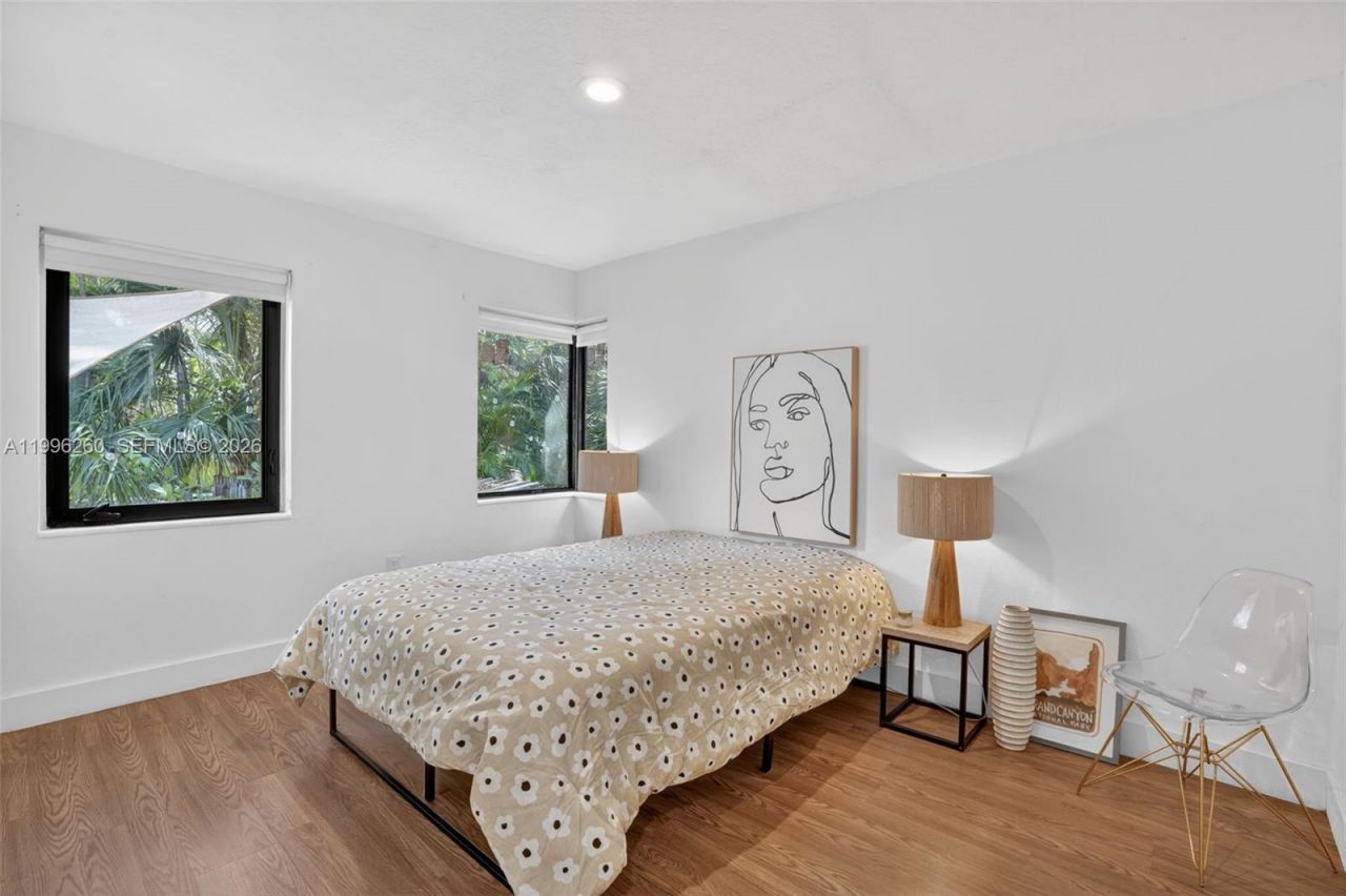 7811 NE 10th Ct, Miami, FL 33138 Photo