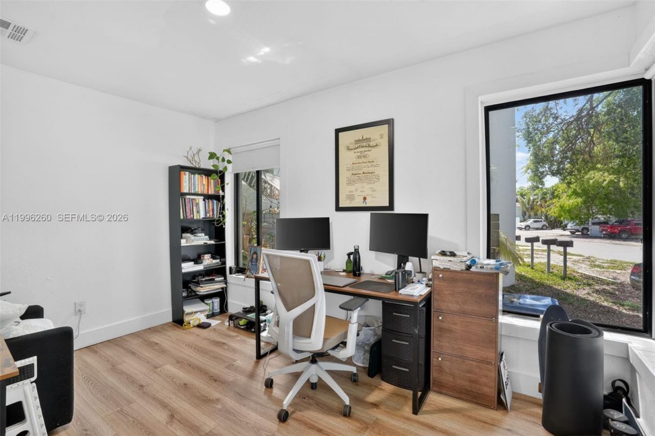 7811 NE 10th Ct, Miami, FL 33138 Photo