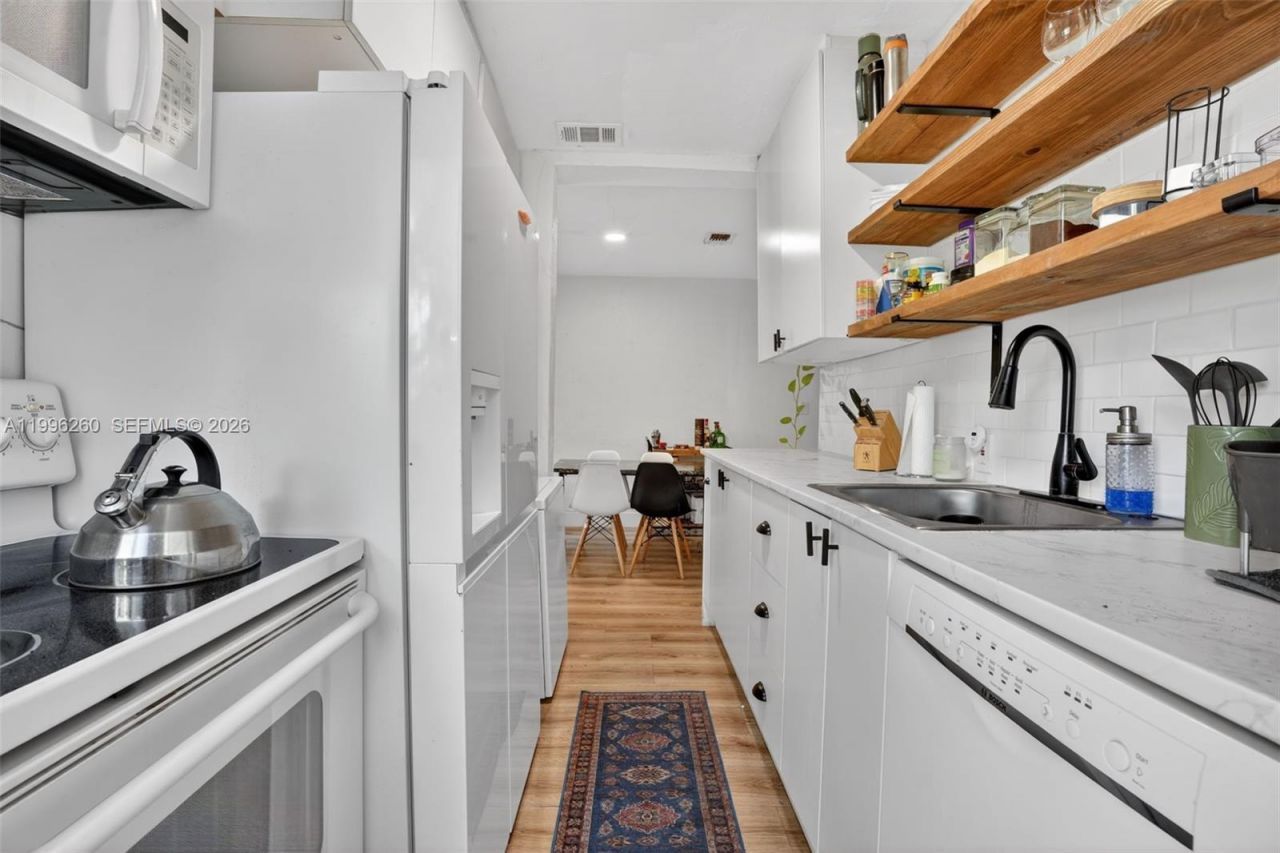 7811 NE 10th Ct, Miami, FL 33138 Photo