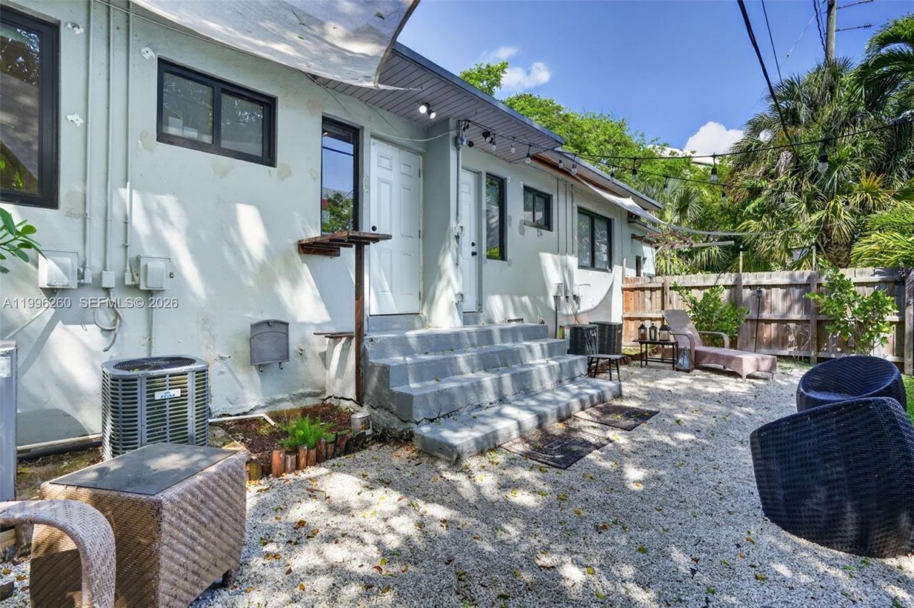 7811 NE 10th Ct, Miami, FL 33138 Photo