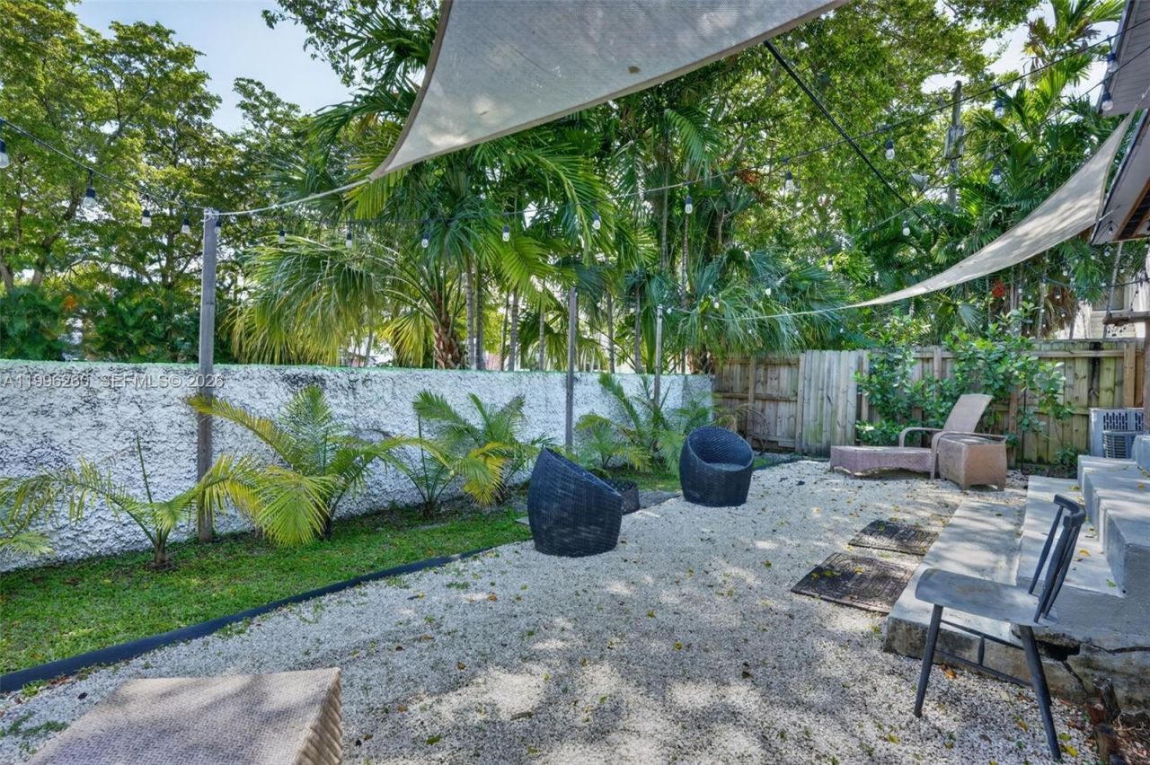 7811 NE 10th Ct, Miami, FL 33138 Photo