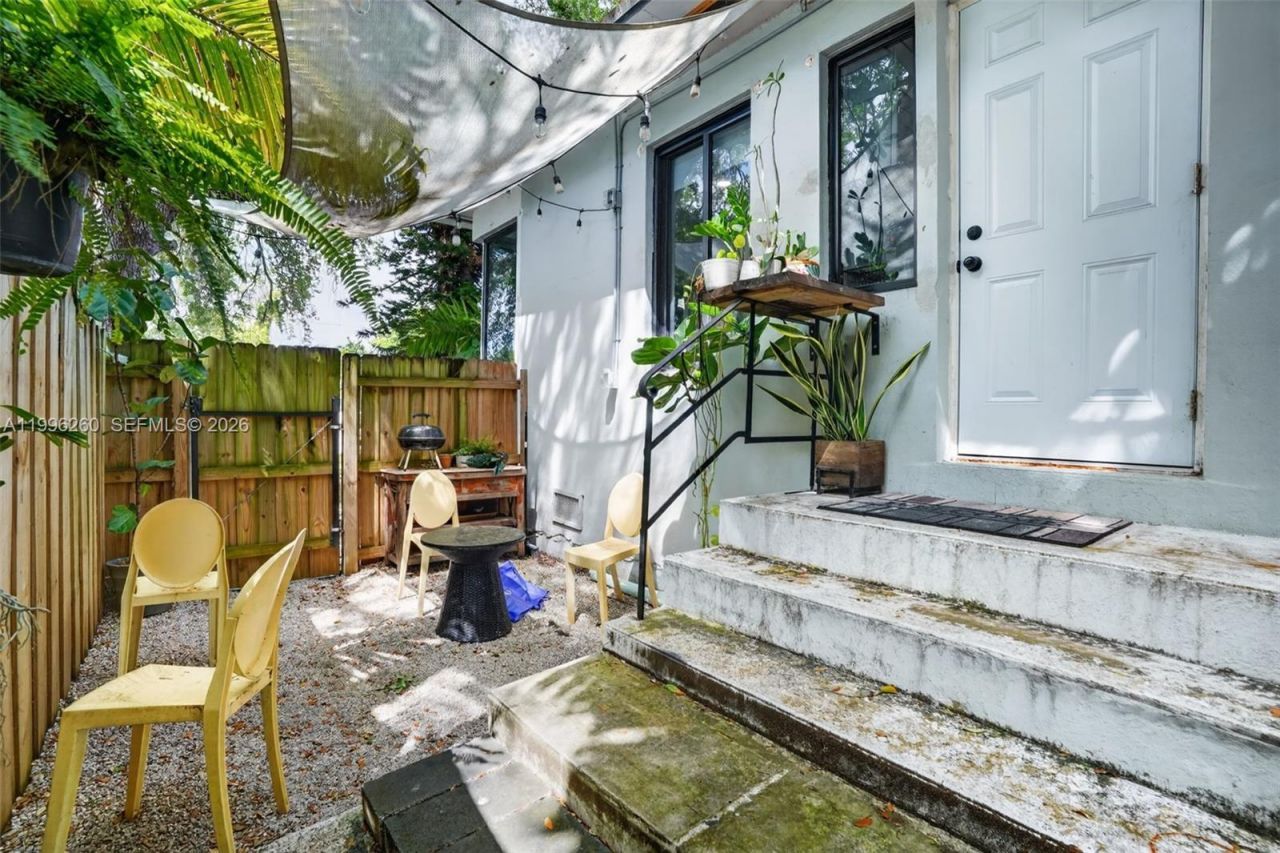 7811 NE 10th Ct, Miami, FL 33138 Photo