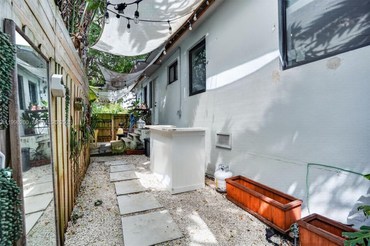 7811 NE 10th Ct, Miami, FL 33138 Photo