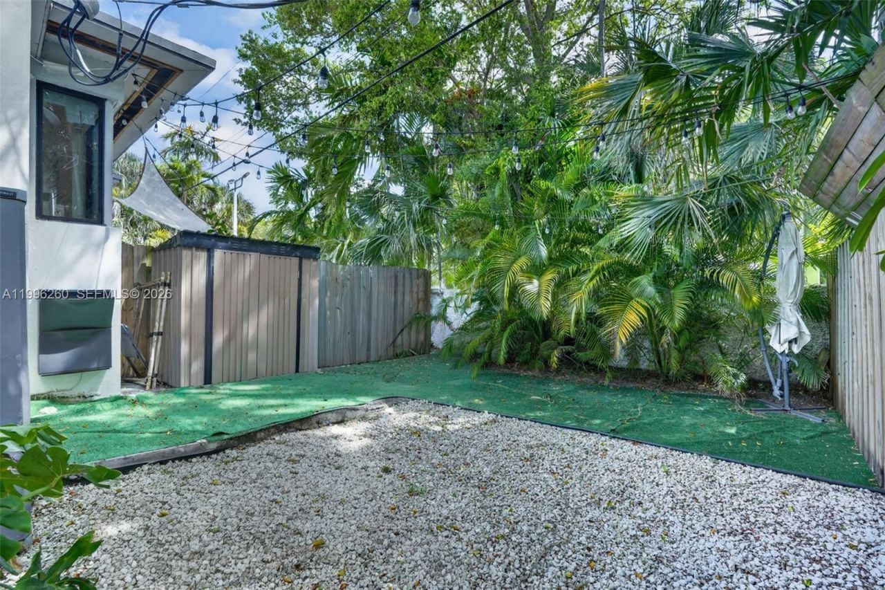 7811 NE 10th Ct, Miami, FL 33138 Photo