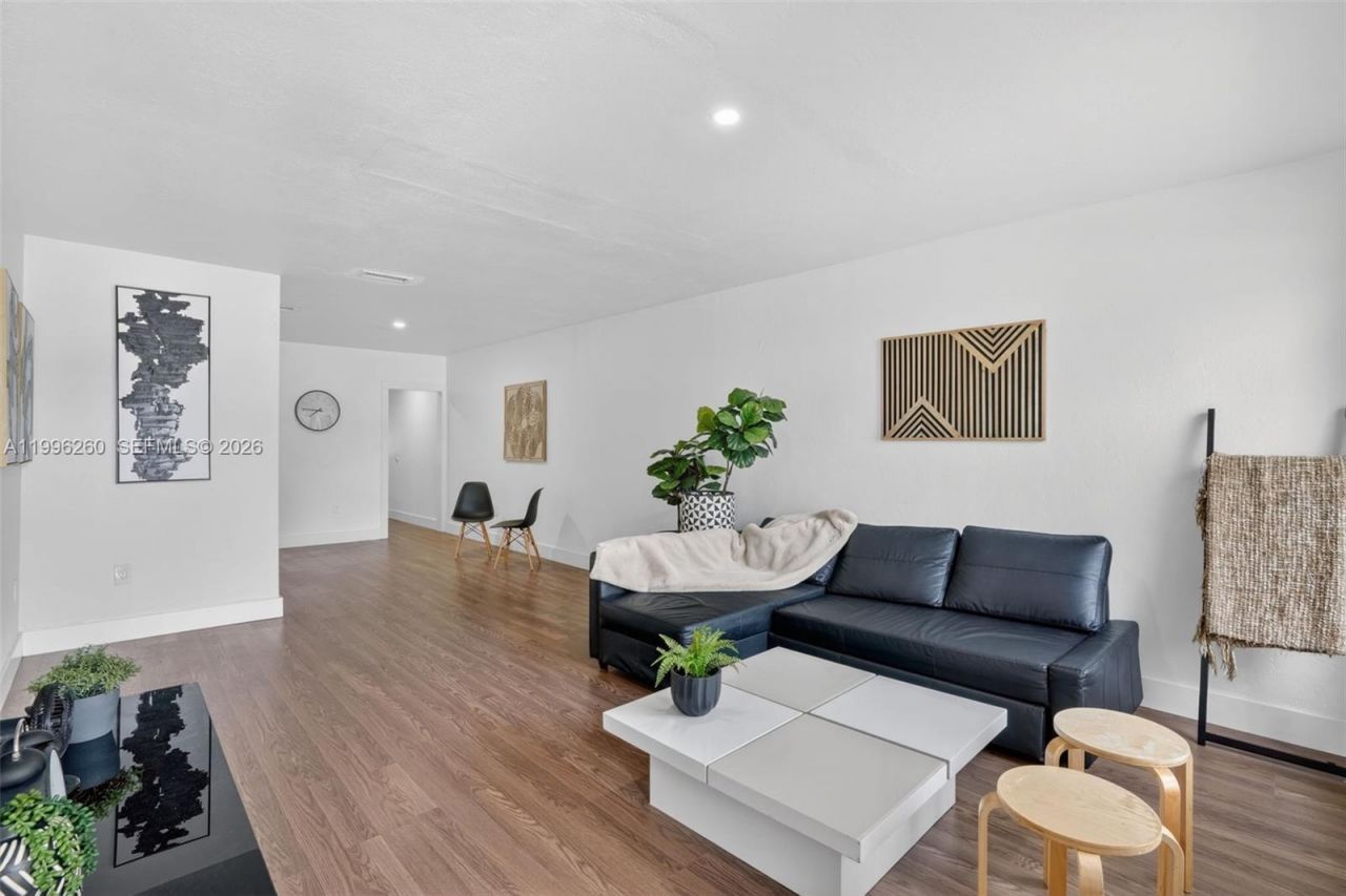 7811 NE 10th Ct, Miami, FL 33138 Photo