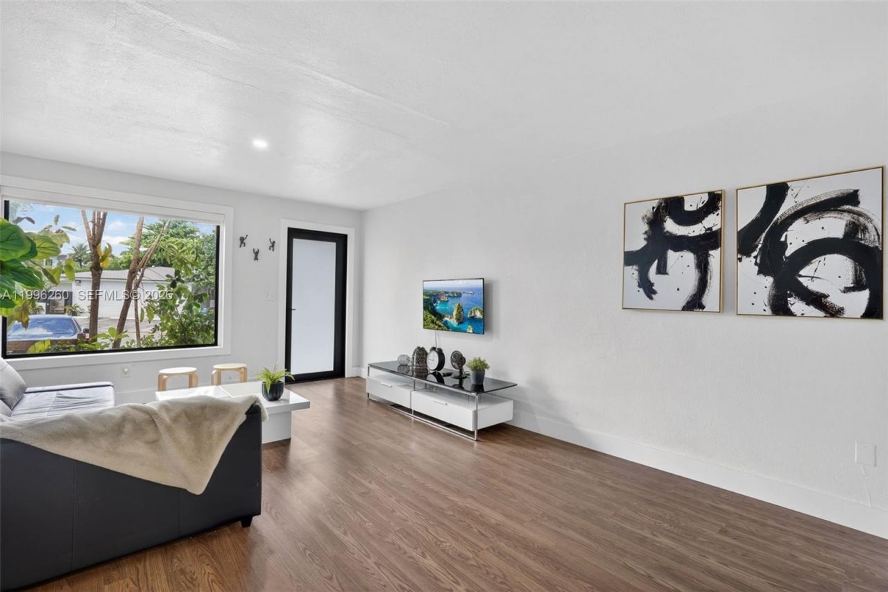 7811 NE 10th Ct, Miami, FL 33138 Photo