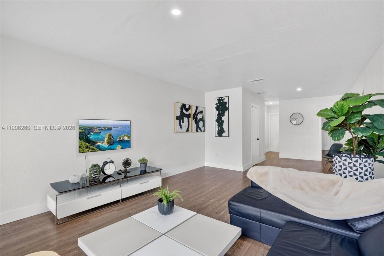 7811 NE 10th Ct, Miami, FL 33138 Photo