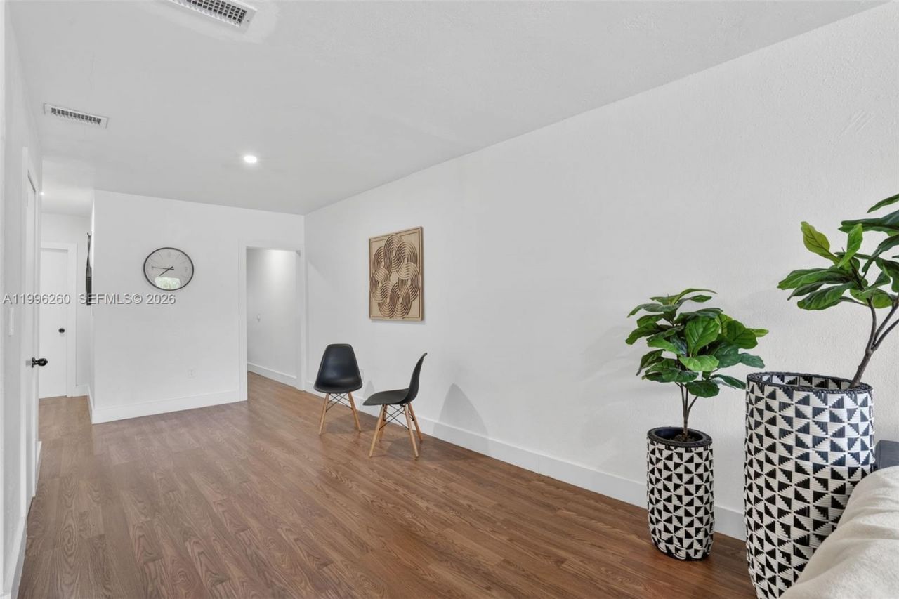 7811 NE 10th Ct, Miami, FL 33138 Photo